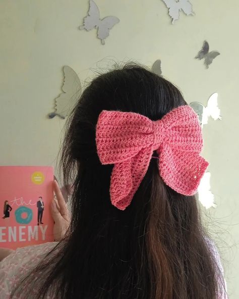 Things To Crochet For School, Crochet For School, Simple Things To Crochet, Crochet Hair Tie, Crochet Hair Bows, Crochet Sweater Design, Crochet Store, Hand Knitting Diy, Fingerless Gloves Crochet Pattern