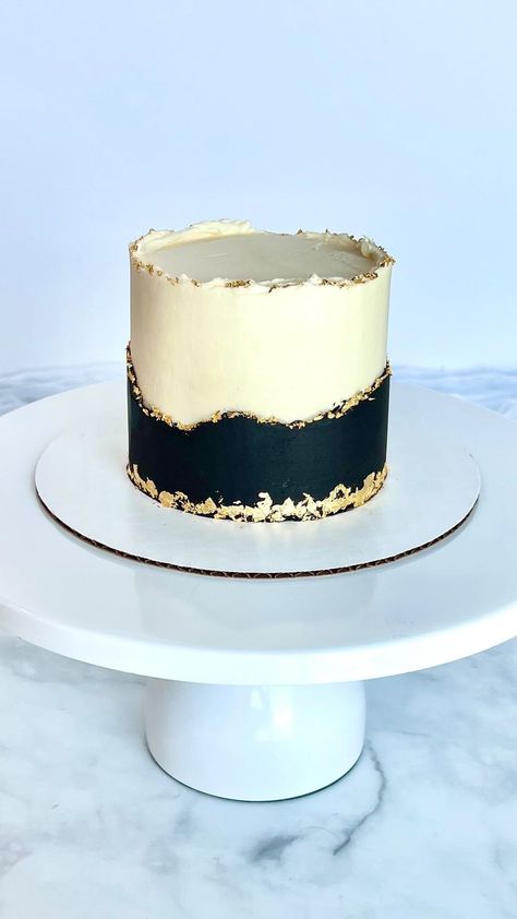 Black White Gold Birthday Cake, White Gold Black Cake, Black And White Cake Aesthetic, Black White Gold Cake, Black And White Cake Ideas, Black And Gold Cake Ideas, Black And Gold Birthday Cake, Baby Smash Cake, Gold And White Cake