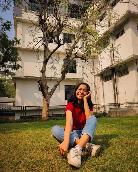 Nature garden photography Crop Top With Jeans, Self Portrait Poses, Sitting Poses, Red Crop Top, Garden Photography, Gardening Shirts, Nature Garden, Poses For Photos, Portrait Poses