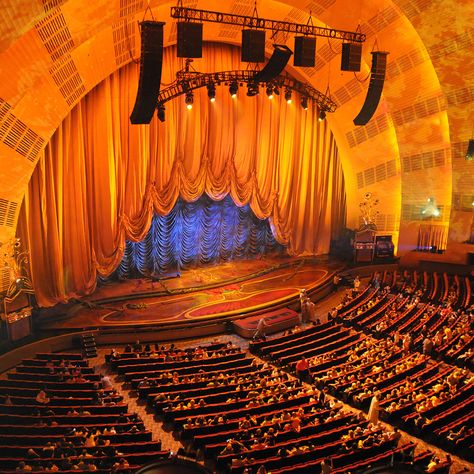 Radio City Music Hall Stage Small Home Theatre, Classic Movie Theaters, Theatre Hall, Vintage Movie Theater, Industrial Studio, Theater Architecture, Opera Music, Broadway Stage, Musical Theatre Broadway