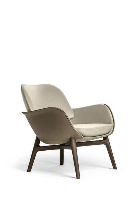 <p>A shell, almost a capsule, that houses and protects without closing itself off. The <b>Martha armchair</b>, designed by <b>Roberto Lazzeroni</b> for <b>Poltrona Frau,</b> achieves the difficult task of combining comfort and lightness. Soft forms and contrasting materials for an airy, relaxed, modern elegance. </p> Jean Marie Massaud, Auditorium Seating, Apartment Luxury, Poltrona Frau, Large Armchair, Wooden Easel, Waiting Area, New Museum, Bed Desk