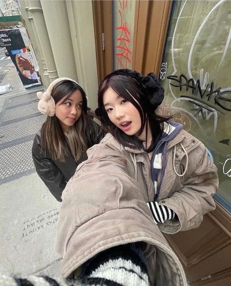 Friend Photoshoot Poses, Photos Bff, Fotografi Urban, 사진 촬영 포즈, Photographie Inspo, Best Friends Aesthetic, Pic Pose, Mode Kpop, Foto Poses