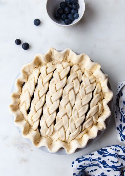 Blackberry and Blueberry Pie Recipe Blueberry Pie Recipe, Pie Crust Designs, Pie Decoration, Summer Pie, Blackberry Pie, Slow Cooker Desserts, Watercolor Cake, Berry Pie, Blueberry Pie