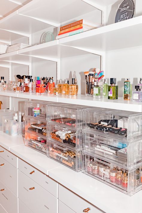 ITG's Editorial Intern organized the beauty product closet, and here is what she learned. Rangement Makeup, Penyimpanan Makeup, Organizational Tips, Closet Hacks Organizing, Dream Closet Design, Makeup Room Decor, Beauty Organization, Beauty Storage, Glam Room