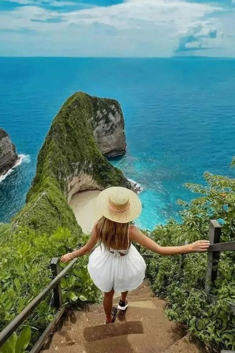 Nusa Penida has so many amazing views making it hard to pick a favorite but from them, Kelingking Beach Bali is my most favorite & Eye-catching place. Know why🌴 Bali Travel Photography, Kelingking Beach, Bali Bucket List, Bali Baby, Bali Guide, Travel Pose, Bali Honeymoon, Bali Vacation, Honeymoon Photos