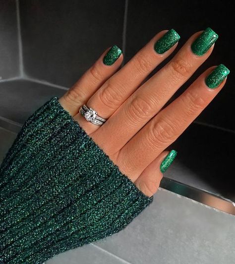 Green Christmas Nail Ideas, Green Christmas Nail, Gold Christmas Nails, Nail Ideas For 2023, Green Christmas Nails, Christmas Nails Glitter, Christmas Nail Ideas, Green Nail Designs, Christmas Gel Nails