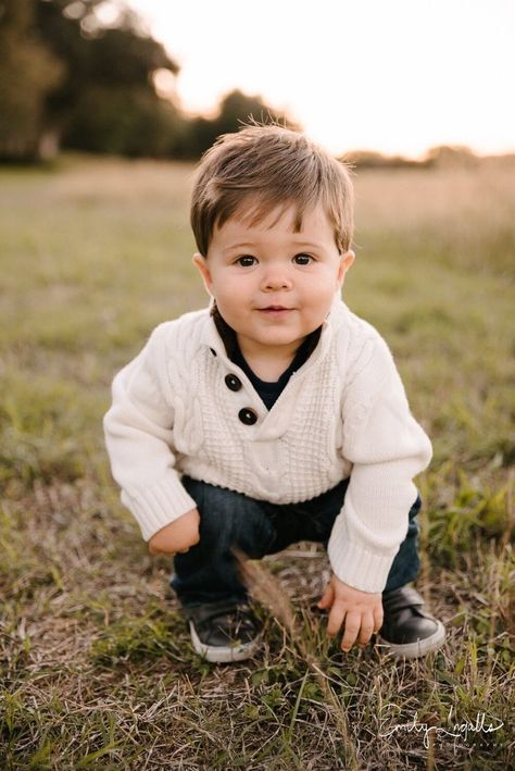 Toddler Boy Pictures, Toddler Pictures, Toddler Photoshoot, Boy Photo Shoot, Fall Family Photo Outfits, Baby Photoshoot Boy, Toddler Photos, Baby Boy Photography, Toddler Photography