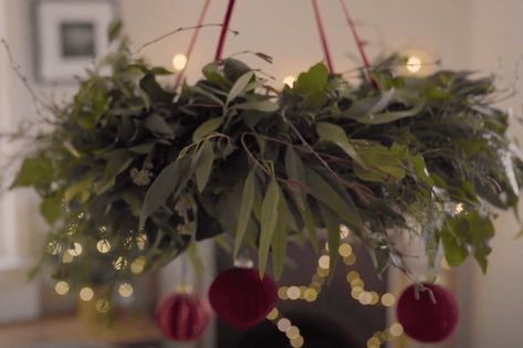 Find out how to make your own hanging ceiling wreath for your Christmas table with our step-by-step tutorial! Hanging Christmas Wreaths From Ceiling, Wreath Chandelier Christmas, Hanging Wreaths From Ceiling, Christmas Hanging Decorations Ceilings, Diy Christmas Chandelier, Ceiling Wreath, Christmas Chandelier Ideas, Chandelier Christmas Decor, Chandelier Wreath