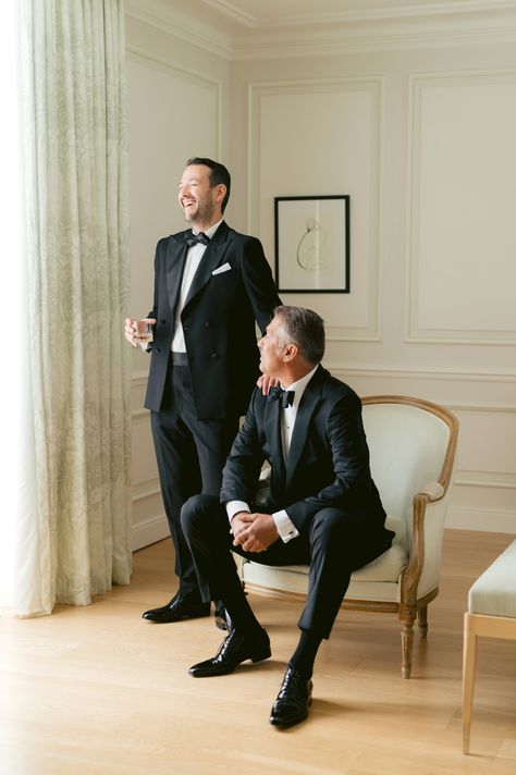 Father Of The Groom Pictures, Family Wedding Photos All Black, Father And Son Getting Ready Wedding, Grooms Men Photo Ideas, Father Groom Photos, Groom With Best Man Poses, 2 Groomsmen Photos, Father Suit For Wedding, Father Of The Bride Black Suit