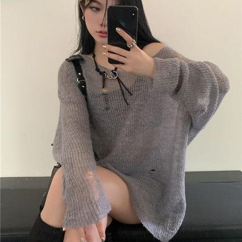 Distressed Sweater Outfit, Knitted Top Outfit, Casual Cottagecore, Distressed Knit, Knit Sweater Outfit, Distressed Sweater, Sheer Sweater, Estilo Grunge, Tokyo Street Style