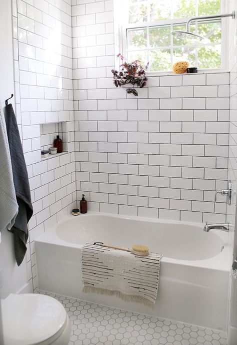 Small Farmhouse Bathroom, Makeover Kamar Mandi, Farmhouse Bathroom Design, Farmhouse Bathroom Remodel, Bad Inspiration, Interior Minimalista, Modern Farmhouse Bathroom, Bathroom Remodel Designs, Farmhouse Bathroom Decor