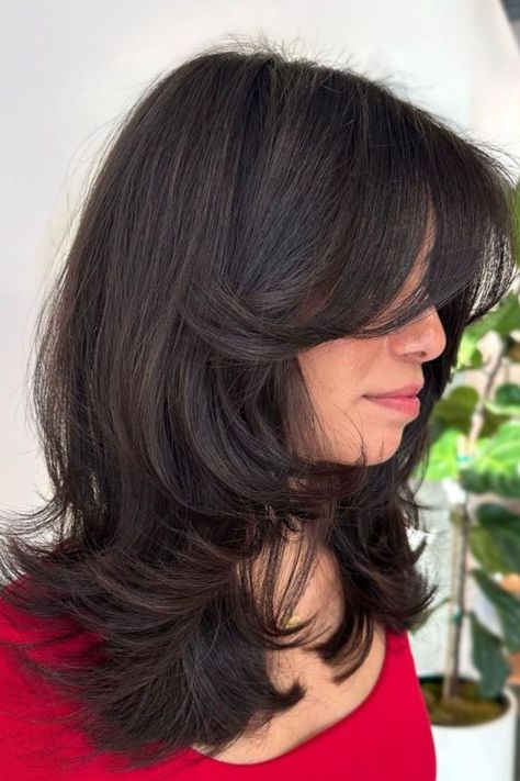 Medium-Length Butterfly Haircut Layered Haircuts For Medium Hair, Bangs With Medium Hair, Hairstyles For Layered Hair, Hair Stylies, Haircuts For Medium Hair, Haircuts Straight Hair, Short Hair With Layers, Medium Hair Cuts, Shoulder Length Hair