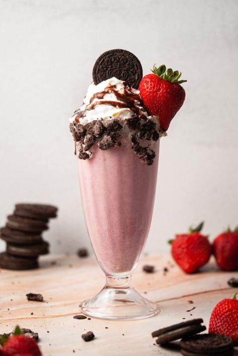 3-Ingredient Strawberry Oreo Milkshake Oreo Recipes Easy, Nutella Milkshake, Peanut Butter Milkshake, Boozy Hot Chocolate, Oreo Shake, Best Milkshakes, Oreo Milkshake, Oreo Ice Cream, Oreo Recipes