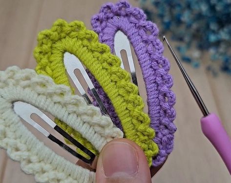 The easiest crochet buckle model 💫💯 | The easiest crochet buckle model 💫💯 #crochet #knitting | By Aslı ile sanatsal tasarımlar Crochet Hair Comb, Crochet Hair Clips Free Pattern Simple, Crochet Bobby Pins, Crochet Barrettes Free Pattern, Crochet Hair Accessories Pattern, Crochet Hair Clips Free Pattern, Barrette Crochet, Crochet Barrettes, Sunflower Granny Square Pattern