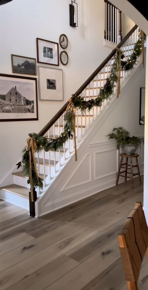 Christmas Stairs, Christmas Staircase, Staircase Decor, Christmas Inspo, Christmas Mood, Christmas House, Christmas Deco, Cozy Christmas, Christmas Garland