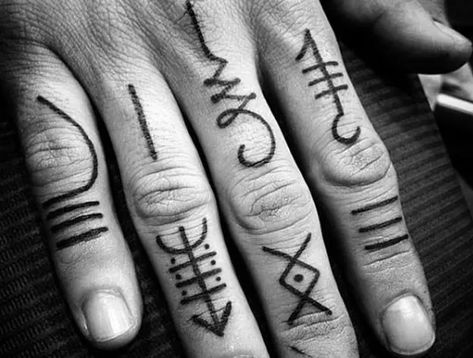 Men Finger Tattoos, Tattoo Main, Simple Finger Tattoo, Simbolos Tattoo, Small Finger Tattoos, Finger Tats, Knuckle Tattoos, Hand And Finger Tattoos, Finger Tattoo Designs