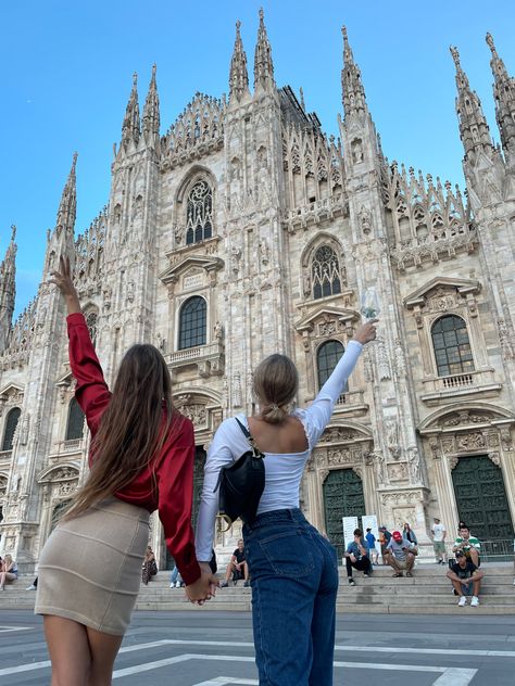 Two bff went on their hot girl summer to Milano. Friendship goals, Italian holidays, bff goals, hot girl summer, Milano Duomo, milano cathedral, traveling goals, idea for pictures with friend Milan Instagram, Milan Italy Travel, Summer Abroad, Milan Travel, European Summer Aesthetic, Comer See, Spain Aesthetic, Best Friend Forever, Italy Pictures