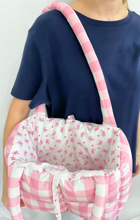 Carry your belongings in style with the Pink puff tote! Not only does it have a cute pink floral lining and tie closure, but it's also padded for ultimate protection. With dimensions of 14x6x11, it's spacious enough to fit your essentials, including a macbook. No need to worry about any bumps or drops, this tote will cushion whatever's inside! Puff Bag Diy, Puff Tote Bag, Diy Puffs, Puff Bag, Cute Sewing Projects, Fancy Bags, Heart Bag, Pretty Bags, Pink Gingham