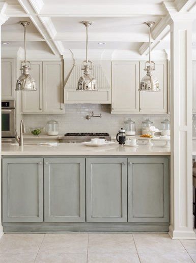 Gray and cream is such a soothing color combination in the kitchen. Do you love it, too? If so, I have five lovely kitchens to share with you, plus a tip from a friend on the perfect off-white paint color to get this subtle, sophisticated look. Two Tone Kitchen Cabinets, Kitchen Colour, Серая Кухня, Color Kitchen, Cream Kitchen, Kabinet Dapur, Two Tone Kitchen, House Of Turquoise, Colors Schemes