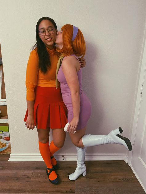 Cute Halloween Costumes For Lesbian Couple, Easy Lesbian Couple Halloween Costumes, Couple Costume Lesbian, Wlw Matching Halloween Costumes, Lesbian Couple Halloween Costumes Ideas, Sapphic Couple Costume, Cute Wlw Halloween Costumes, Couples Halloween Costume Ideas For Lesbians, Halloween Costumes Wlw Couples