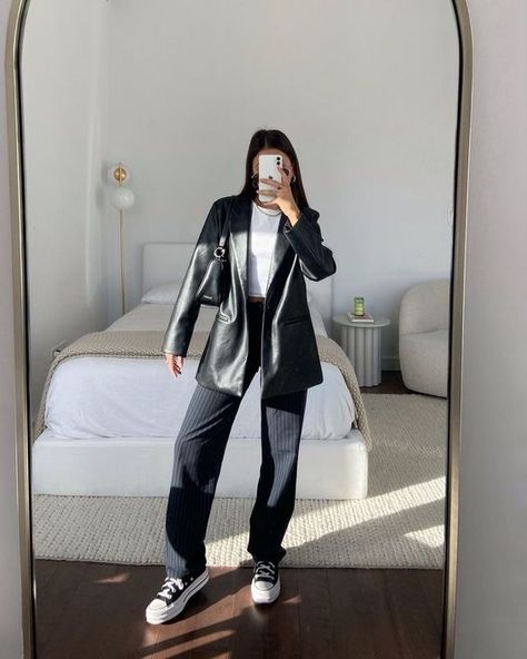 Converse And Blazer Outfit, City Pants Outfit, Platform Converse Outfit For Work, Blazer Converse Outfit, Converse Platform Outfit Winter, Dress Pants And Converse Outfit, Blazer And Converse Outfit, Outfit Converse Platform, Outfit With Converse Platform