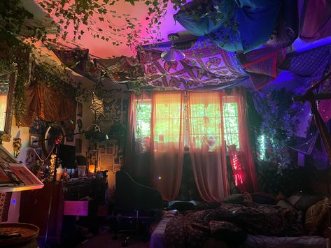 Plants room inspiration indie boho décor aesthetic 2023 tapastry bohemian hippie bed maximalist clutter Cozy Boho Room Aesthetic, Hobo Aesthetic Room, Boho Grunge Bedroom, Room Inspo Hippie, Tapestry On Ceiling, Early 200s Aesthetic, Hippie Rooms, Rug Tufting Ideas, Bathrooms 2024