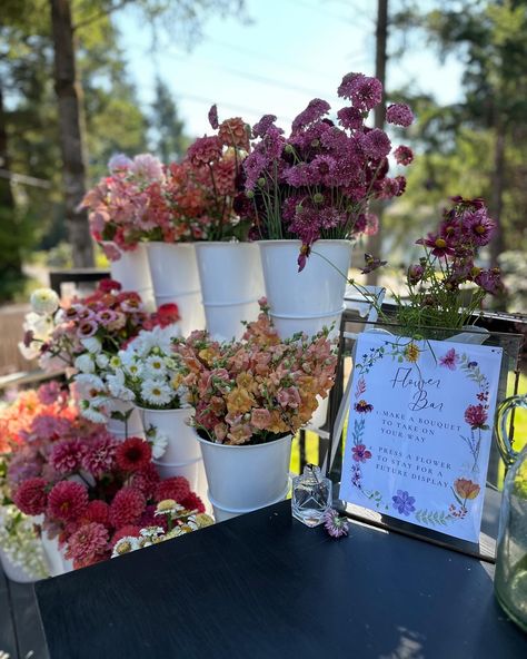 Flower Bar Ideas, Diy Flower Bar, Bridal Shower Bouquet, Baby Shower Bouquet, Bouquet Bar, Bar At Home, World Of Flowers, Bridal Shower Inspo, Flower Truck