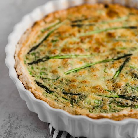 Breakfast Asparagus, Quiche With Asparagus, Ostara Ideas, Spring Quiche, Asparagus Quiche Recipes, Leek Quiche, Asparagus Quiche, Spring Favorites, Asparagus Recipes