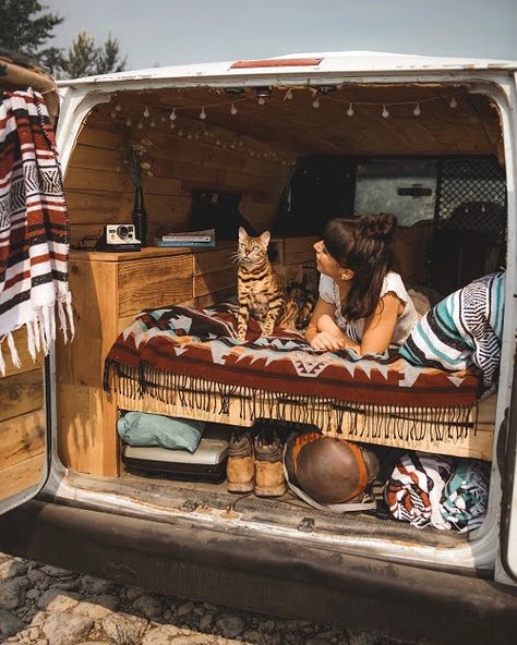 10 Tips & Tricks To Get Ready For Van Life With A Cat Kombi Food Truck, Kombi Motorhome, Kombi Home, Campervan Life, Van Life Diy, Vw Vintage, Bus Life, Campervan Interior, Hippie Van