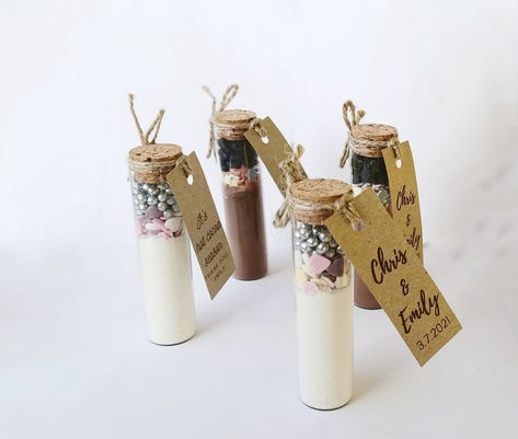 Winter Wedding Favours Guest Gifts, Christmas Test Tube Gifts, Hot Chocolate Wedding, Hot Chocolate Wedding Favors, Backyard Wedding Favors, Hot Chocolate Favors, Baby Shower Chocolate, Winter Wedding Favors, Chocolate Wedding Favors