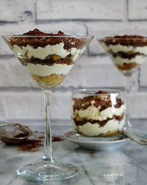 Tiramisu Recipe With Alcohol, Eggless Tiramisu Recipe, Amazing Christmas Desserts, Baileys Tiramisu, Baileys Dessert, Best Tiramisu, Desserts Cupcakes, Italian Recipes Dessert, Italian Dessert