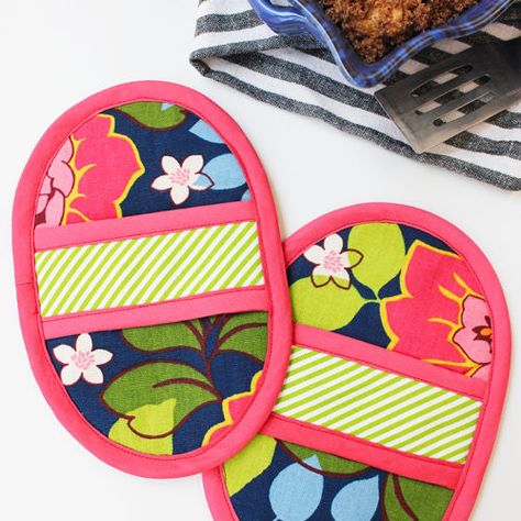 Homemade Potholder Pattern - Positively Splendid {Crafts, Sewing, Recipes and Home Decor} Homemade Potholders, Potholder Patterns Free, Diy Potholders, Quilted Potholder Pattern, Quilted Potholders, Potholder Patterns, Free Pdf Pattern, Fabric Coasters, Beginner Sewing Projects Easy