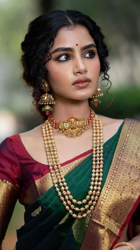 South Indian Makeup, Indian Brides Jewelry, Indian Makeup Looks, Dusky Skin, Hair Style On Saree, Engagement Look, Indian Bride Makeup, Indian Wedding Gowns, Purple Saree