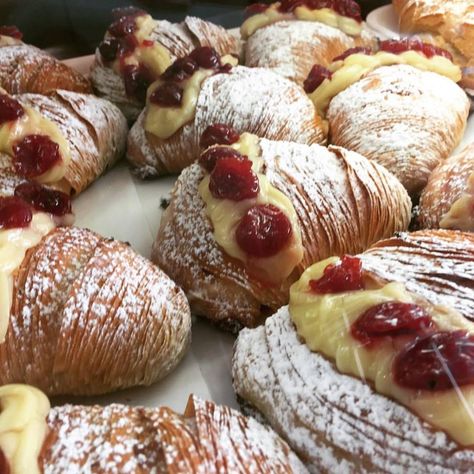 Sfogliatelle of Naples | ITALY Magazine Italy Pastries, Italian Patisserie, Italy Desserts, Sfogliatelle Recipe, Pizza Pepperoni, Types Of Pastry, Sweet Whipped Cream, Italy Magazine, Pastry Cook