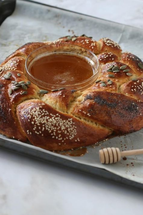 Rosh Hashanah Challah Recipe, Stuffed Challah, Rosh Hashana Recipes, Challah Recipe, Challah Bread Recipes, Rosh Hashanah Recipes, Jewish Holiday Recipes, Jewish Cuisine, Apple And Cinnamon