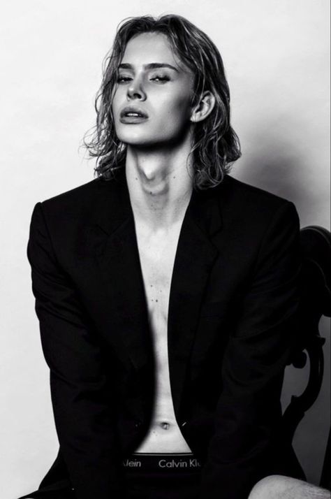 Androgynous Androgynous Photoshoot, Androgynous Face, Crow Oc, Butch Aesthetic, Androgynous Makeup, Androgynous Fashion Women, Masc Fem, Internet Aesthetic, Country Poses