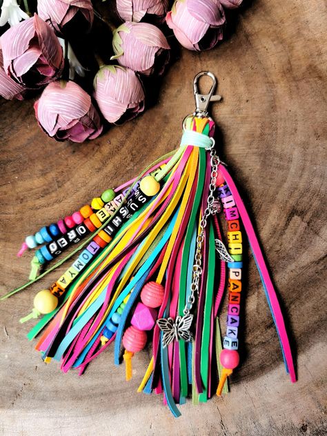 Faux Suede Cord Crafts, Bag Tassel Diy, Diy Tassel Keychain, Felt Hearts Crafts, Diy Crafts Keychain, Luggage Identifiers, Tassel Crafts, Tassel Keyring, Diy Tassel