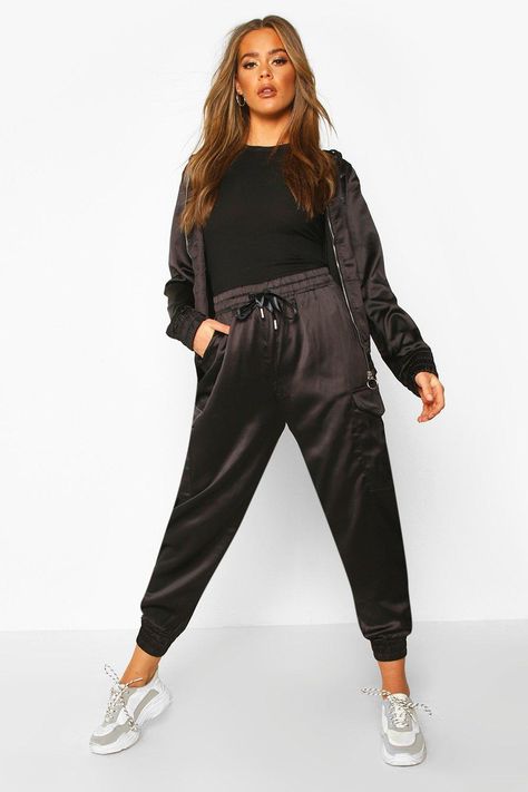 Satin Joggers Outfit, Satin Pants Outfit, Outfit With Heels, Sweat Outfit, How To Wear Joggers, Boohoo Style, Silk Joggers, Satin Joggers, Shell Suit