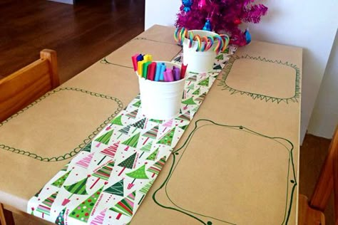 Brown paper + wrapping paper runner + markers = creative kids table for Christmas dinner! Table Setting For Kids, Kids Table Christmas, Christmas Place Settings, Christmas Party Table, Xmas Dinner, Christmas Dinner Table, July Ideas, Kids Christmas Party, Hosting Christmas