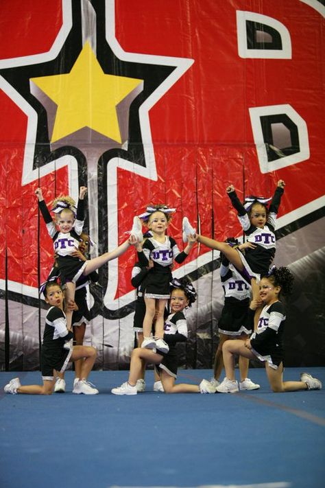 Tiny Team Easy Cheer Stunts, Peewee Cheer, Cheerleading Stunting, Cheer Pyramids, Youth Cheerleading, Cheer Moves, Cool Cheer Stunts, Cheer Dance Routines, Kids Cheering