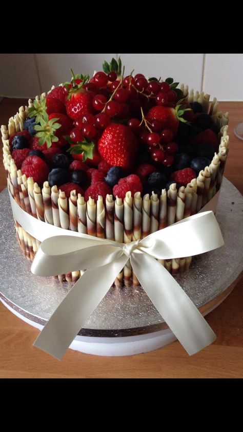 Chocolate cake with fruit & cigarellos Mixed Fruit Cake Design, Fresh Fruit Cake Design, Fruit Cake Decoration Ideas, Chocolate Cake With Fruit, Drip Cake Recipe, Fruit Cake Decoration, Fruit Topped Cake, Drip Cake Recipes, Cake Decorated With Fruit