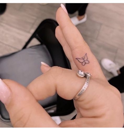 Matching Bff Tattoos, Small Matching Tattoos, Inspiration Tattoos, Bff Tattoos, Friendship Tattoos, Cute Tiny Tattoos, Stylist Tattoos, Lip Tattoos, Discreet Tattoos