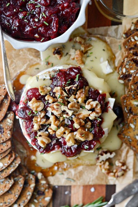 Maple Baked Brie with Cranberry Jam - Simply Scratch Maple Cranberry Baked Brie, Cranberry Orange Jam, Baked Brie With Cranberry, Cranberry Baked Brie, Baked Brie With Jam, Brie Cranberry, Baked Brie Recipes, Cranberry Baking, Cranberry Brie