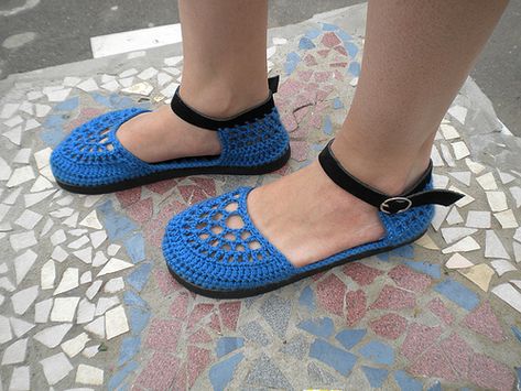 https://flic.kr/p/7YzqHV | The Blue Jeans Crochet Mary Janes with Suede Strap | If you like this pair of shoes, you can find them on my Etsy Shop. Thanks! ♡ Audra Style, Jeans Crochet, Crochet Mary Janes, Crochet Socks, Crochet Gloves, Knitted Slippers, Crochet Shoes, Diy Shoes, Vintage Valentines