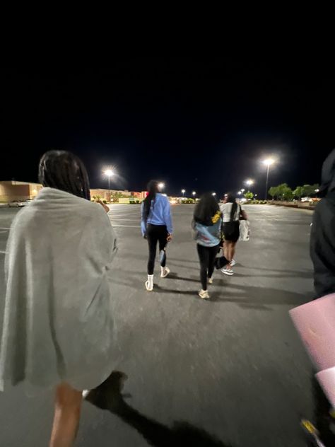 Late Night Walks, Friend Group Pictures, Night Walks, Dream Friends, Chill Photos, Best Friends Aesthetic, Cute Friend Pictures, Cute Friend Photos