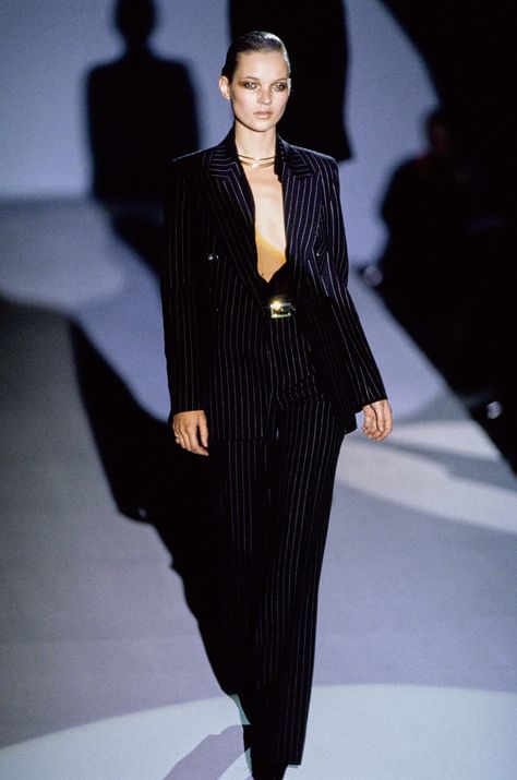 Gucci Fall 1996 Ready-to-Wear Fashion Show - Kate Moss Kate Moss Stil, 1990s Fashion Trends, Haute Couture Style, Tom Ford Gucci, Gucci Runway, Gucci Suit, Kate Moss Style, 90s Runway Fashion, Runway Fashion Couture