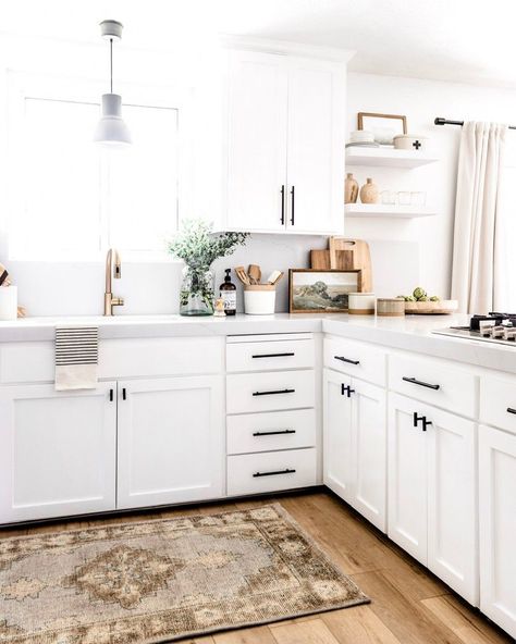 Boho Kitchens: Your Guide to Achieving the Look | ABI Interiors Dapur Rustic, Model Dapur, Kabinet Dapur, Rustic Modern Kitchen, Kitchen Decor Themes, All White Kitchen, Classic Kitchen, Interior Modern, Updated Kitchen