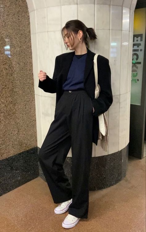 #aesthetic #outfitinspiration #ootd #outfits #moda Boyish Formal Outfit, Formal Fits Women Aesthetic, All Black Korean Outfit, Business Casual Queer, Wednesday Outfit Ideas For Work, Korean Outfits Formal, Formal Korean Outfit, Tomboy Work Outfit, Korean Work Outfit