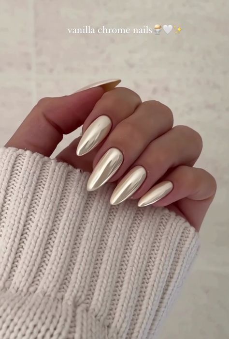 Vanilla Chrome Nails, White Chrome Nails, Gold Chrome Nails, Chrome Nails Designs, Makijaż Smokey Eye, Almond Acrylic Nails, Metallic Nails, Acrylic Nails Coffin Short, Hot Nails