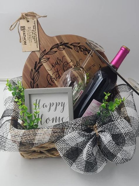 Client Gift Baskets, Wedding Gift Basket, Creative Gift Baskets, Homemade Gift Baskets, Housewarming Gift Baskets, Raffle Basket, Presente Diy, Raffle Baskets, Real Estate Gifts